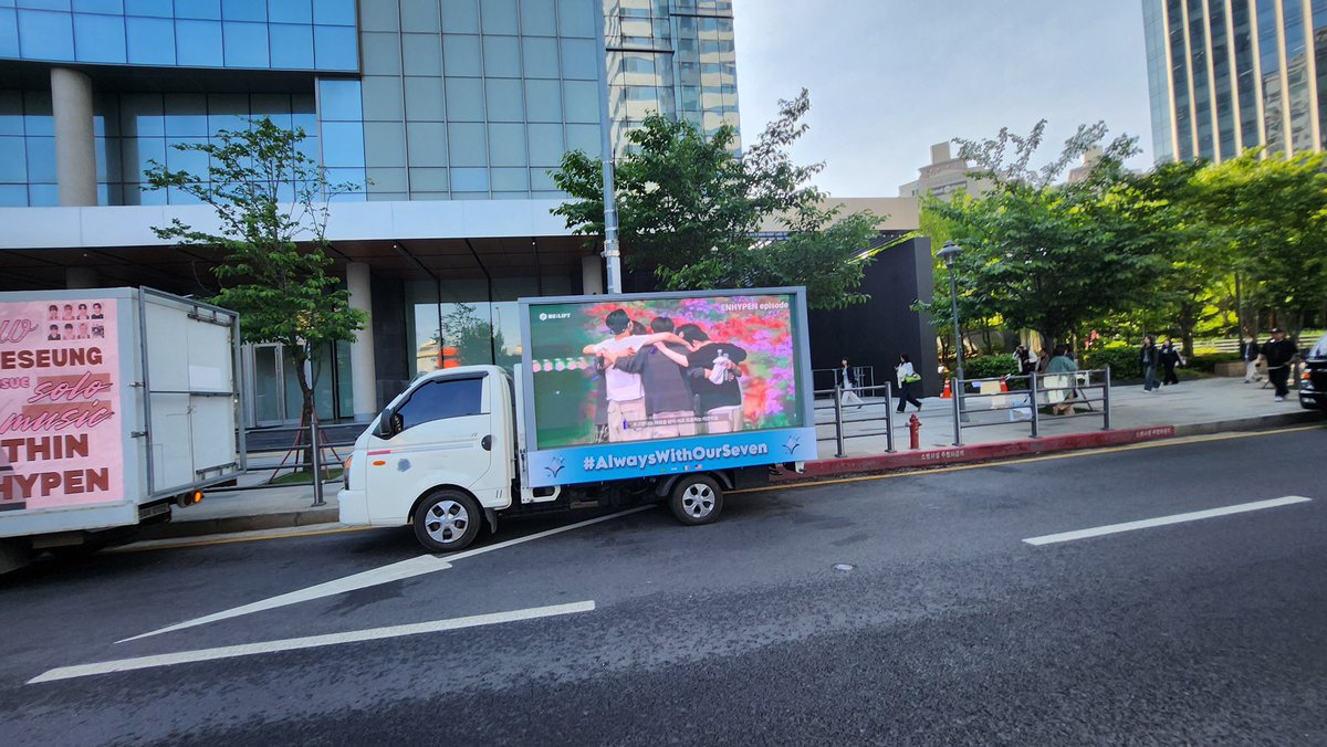 jaescue's tweet photo. ALL THE 4 TRUCKS INFRONT OF HYBE TODAY. OH ENHYPEN YOU'RE SO LOVED :(

HYBE STAYS ACCOUNTABLE

#Pay_Attention_To_HYBE
#Financial_Boycott_HYBE_Belift https://t.co/k7Svi9MRmm