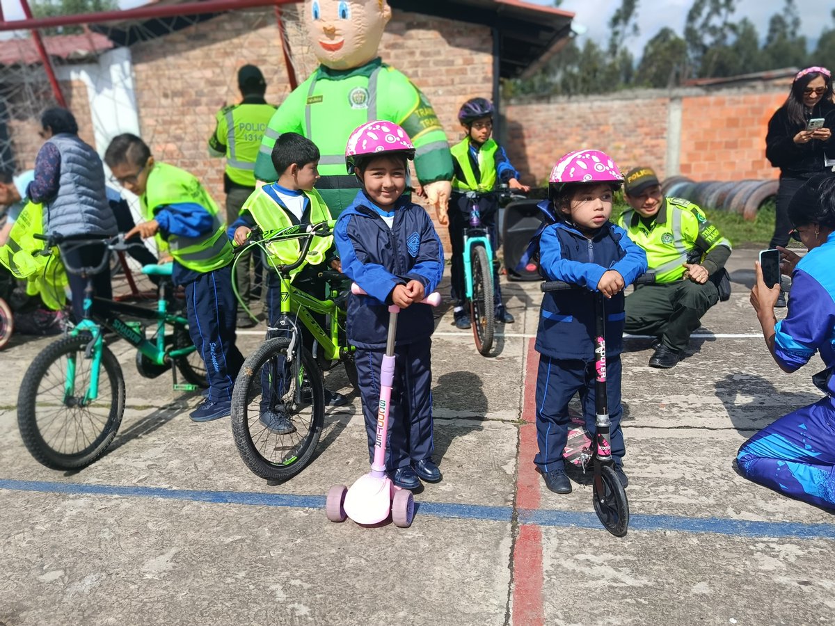 MovilidadCundi's tweet photo. 🚲¡ #LaMunicicleta llegó a #Simijaca y llenó de alegría las vías!
Vivimos una jornada pedagógica y recreativa donde promovimos la seguridad vial desde la infancia, a través de nuestra pista de habilidades.
150 niños, niñas y 20 adultos del Liceo Campestre San Cayetano participaron activamente, aprendiendo mientras se divertían.
Entregamos elementos de protección:
70 chalecos, 30 cuellos, 2 cascos y un juego didáctico.
#PedaleamosElFuturo #MovilidadSostenible