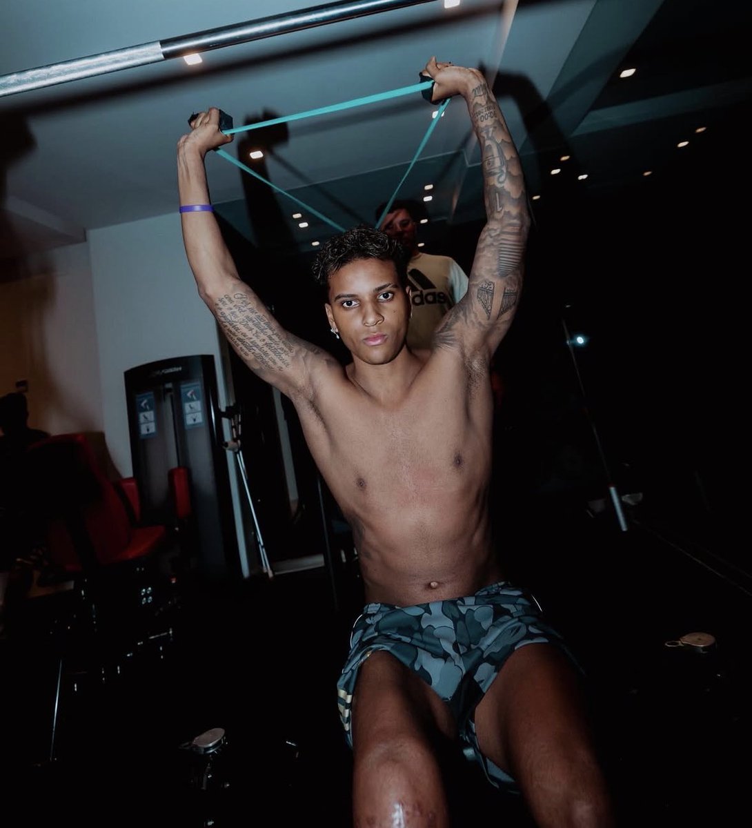 MadridXtra's tweet image. 🚨 Rodrygo was initially expected to be out for 10–12 months, but there is growing optimism he could return SOONER if recovery continues well. 

Real Madrid remain extremely cautious and will NOT rush him back until the risk of relapse is fully gone. 

Early 2027 is seen as most