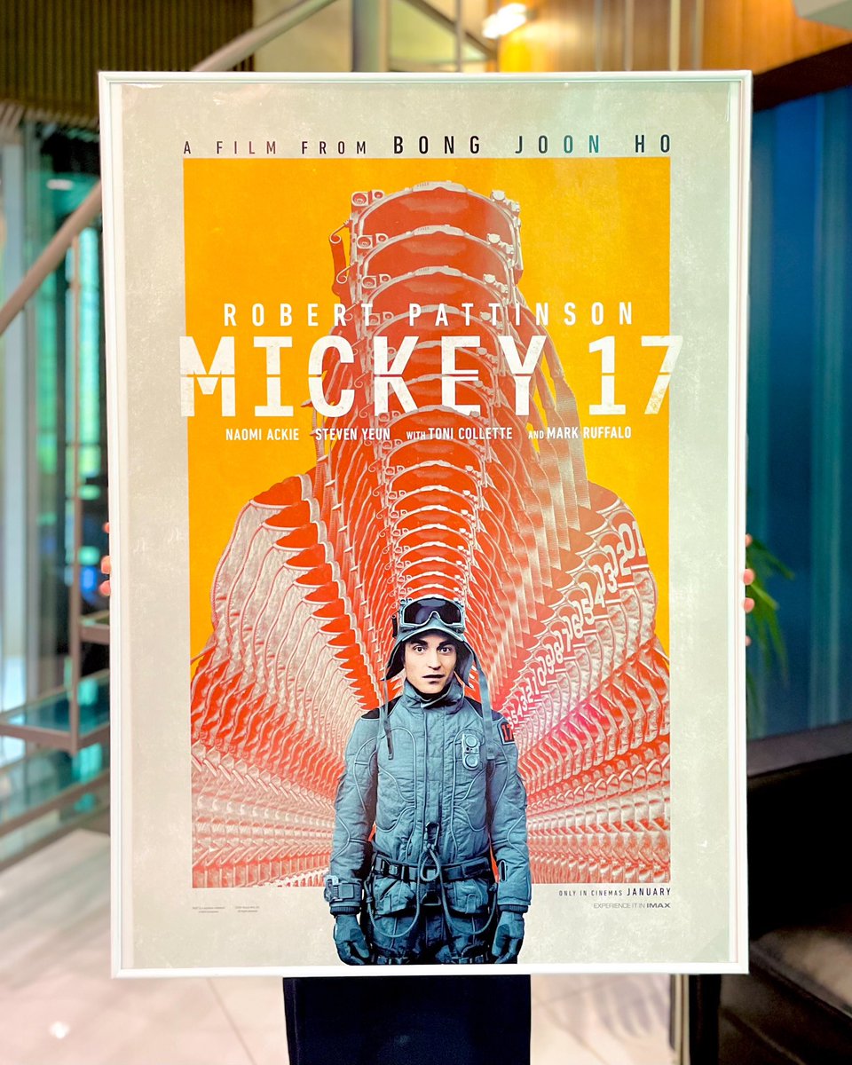 本日ご紹介するのは「ミッキー17」のアメリカ版ポスターです☝️

「パラサイト」のポン・ジュノ監督×「トワイライト」シリーズのロバート・パティンソンがタッグを組んだSFブラックコメディ😏🚀