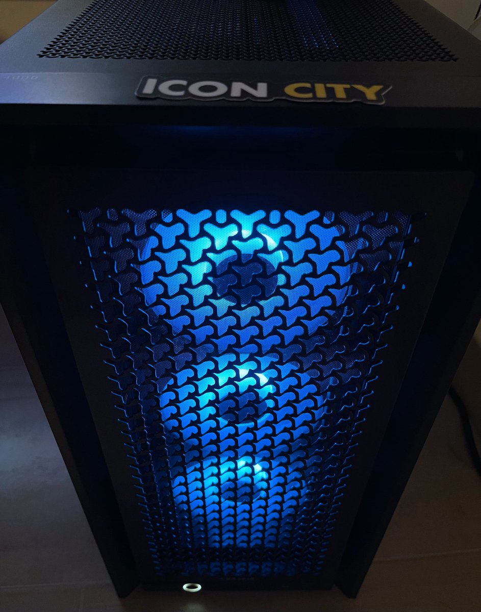 ts__villa's tweet image. Clean airflow. No fluff.

The Corsair 4000D Airflow does exactly what it should:

• High-airflow mesh
• Efficient layout
• Solid thermals

Sponsored by @iconcitycom 💛🖤

#PCBuild #Corsair #Iconcity