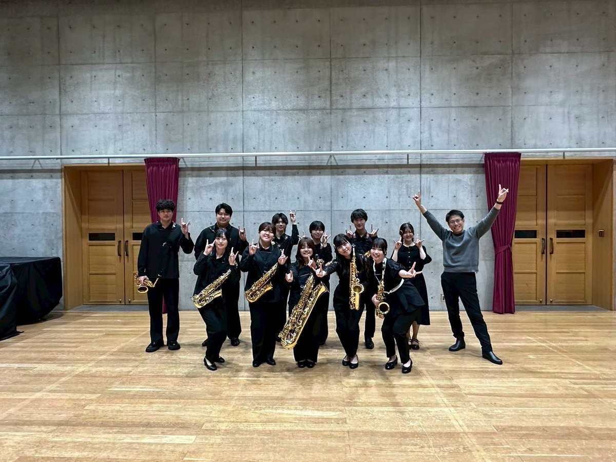 saxrenarde's tweet photo. 4/27は本年度最初のおさらい会でした！
10名の門下生が出演し、それぞれ課題と収穫を得ました🎷
ご来場くださった皆さん、ピアニストの皆さん、ありがとうございました！

そして我らが師匠・國末先生が先日お誕生日を迎えられたので、終演後の打ち上げではみんなで先生のお誕生日をお祝いしました！🎂 https://t.co/HuKPyx8udl
