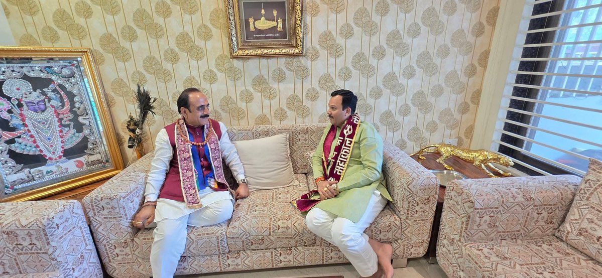 Satish_Malviya_'s tweet image. आज निज निवास पर पधारे नवनियुक्त उज्जैन विकास प्राधिकरण अध्यक्ष डॉ. रवि जी सोलंकी का आत्मीय स्वागत कर शुभकामनाएं प्रेषित की।

#DrSatishMalviya #NarendraModi #AmitShah #nitinnabin #JPNadda #ShivrajSinghChouhan #Drmohanyadav #shivprakashbjp #ajayjamwal #LalSinghArya