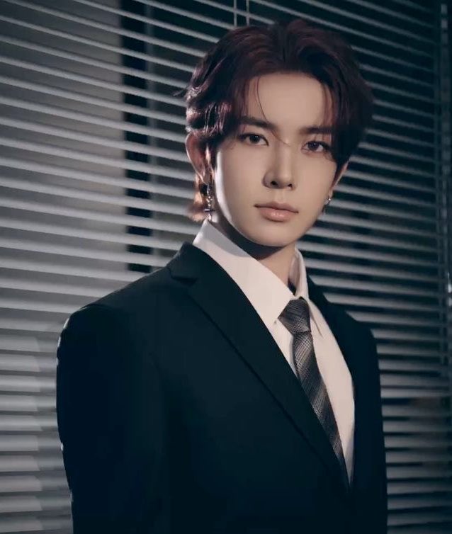 snoolight's tweet photo. BELIFT LAB announces that LEE HEESEUNG will remain an active member of ENHYPEN while also pursuing solo activities under the name EVAN. https://t.co/pSwFvqjH6t