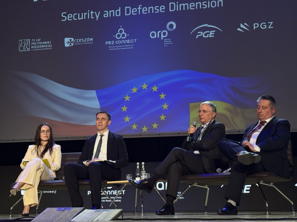 WBGroup_PL's tweet photo. Przedstawiciele @WBGroup_PL, w tym prezes Piotr Wojciechowski, uczestniczyli w „Road to Ukraine Recovery Conference – Security and Defence Dimension” w Rzeszowie.  W wydarzeniu brali udział przedstawiciele polskiej i ukraińskiej administracji oraz przemysłu. 

Prezes GRUPY WB wziął udział w panelu „Współpraca przemysłu obronnego: ukraiński eksport technologii i towarów wspierających rozwój zdolności wojskowych”. Na scenie znalazła się też Iryna Terech z Fire Point, Andrij Pachuszczyj z Ukrainian Defense Industry oraz Andrzej Banasiak z rzeszowskiego Klastra Dronowego. 

- Współpraca przemysłowa to nie tylko rozwój technologii, ale także konkretne działania: lokalne inwestycje, produkcja w Ukrainie, rozwój kompetencji i zatrudnianie lokalnych kadr, płacenie podatków – to tworzy realny wkład w odbudowę i stabilność gospodarki, oświadczył prezes GRUPY WB. 

GRUPA WB od 2014 roku aktywnie działa na Ukrainie, dostarczając zaawansowane systemy bezzałogowe – m in. niezawodny rozpoznawczy #FlyEye i amunicję krążącą rodziny #Warmate.

Współpraca z Ukrainą to nie tylko sprzedaż: GRUPA WB inwestuje lokalnie, rozwijając zakłady produkcyjne i tworząc miejsca pracy. Spółka WB Ukraina jest podmiotem o krytycznym znaczeniu dla bezpieczeństwa Ukrainy.

Model współpracy opiera się na szybkim dostosowaniu rozwiązań do realiów pola walki, szkoleniu operatorów, certyfikacji systemów, ciągłej adaptacji do wymagań użytkowników.

#defence #security #Ukraine #technology #innovation #cooperation #Rzeszow #drones