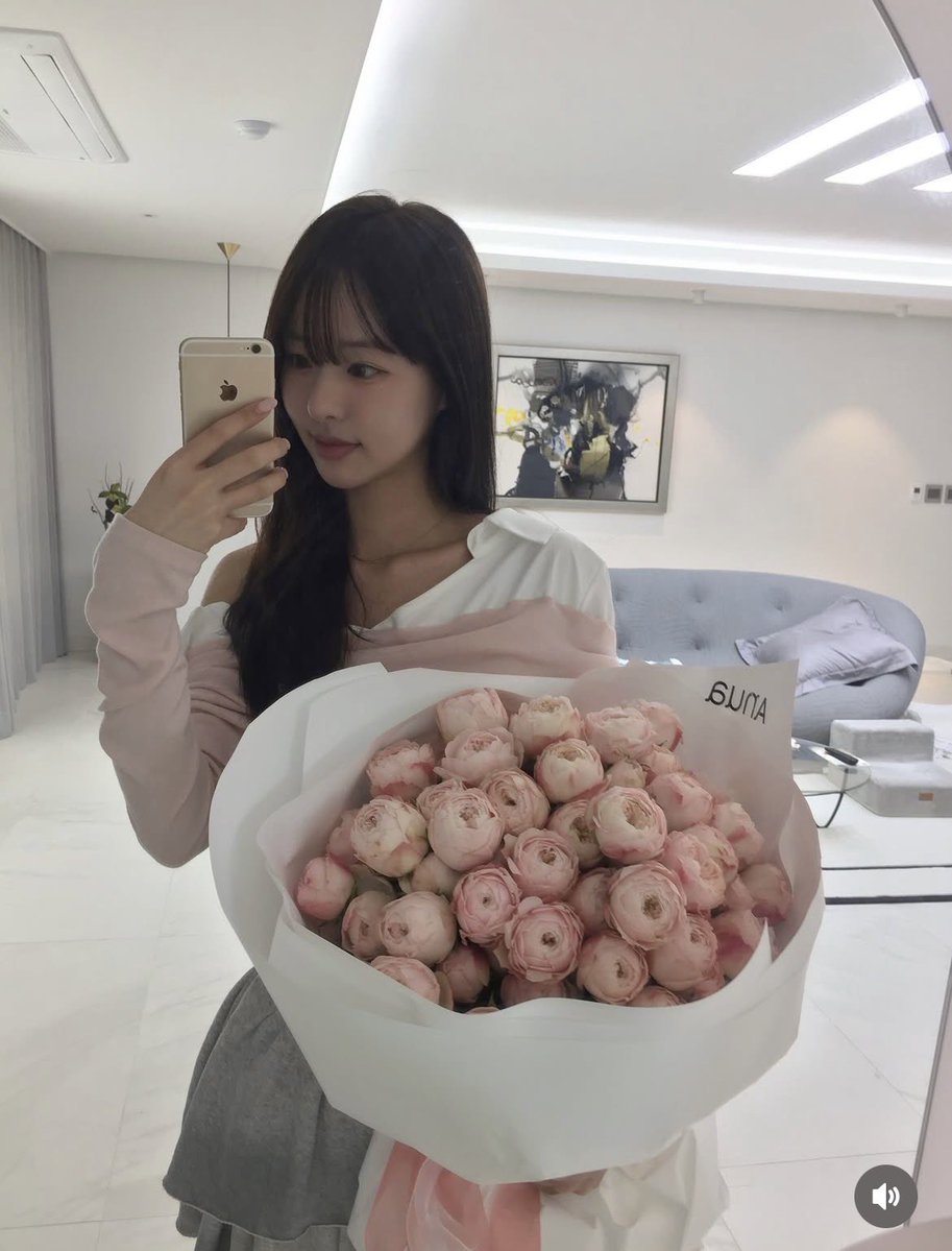 BiaHutche1's tweet image. I'm so happy to see Park Heesun working with brands, she's doing so well and traveling, seeing the fans! She's so happy and excited to see 💗🥺 #singlesinferno5 #singlesinferno #heebeen