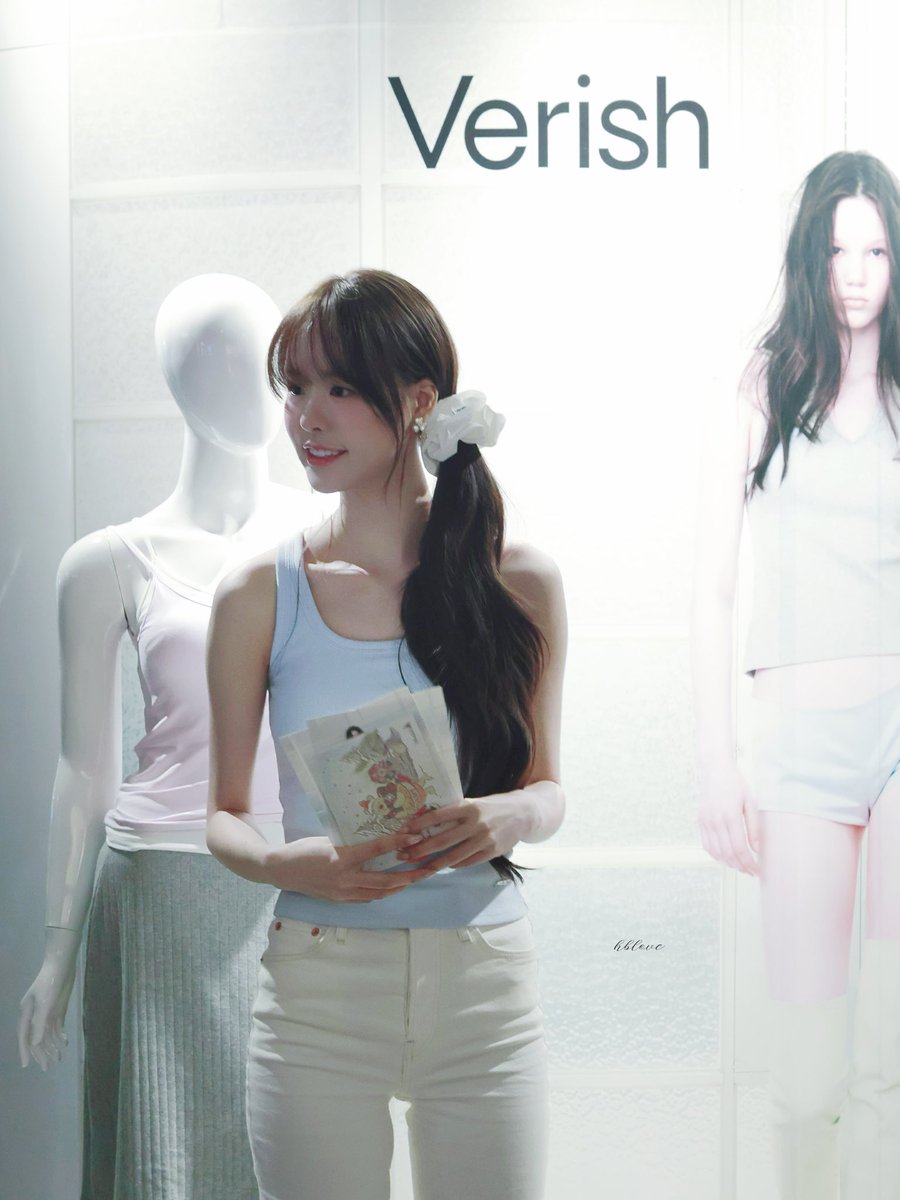 BiaHutche1's tweet image. I'm so happy to see Park Heesun working with brands, she's doing so well and traveling, seeing the fans! She's so happy and excited to see 💗🥺 #singlesinferno5 #singlesinferno #heebeen