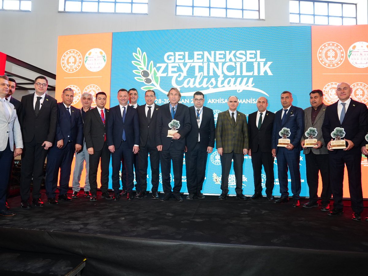 suleymantrgt45's tweet photo. “Zeytinin Başkenti” Akhisar’ımızın kadim zeytincilik mirasını geleceğe taşıyoruz. 🌿

Kültür ve Turizm Bakanlığımızın çalışmalarıyla UNESCO Somut Olmayan Kültürel Miras Listesi’ne giren “Geleneksel Zeytincilik” kültürüne yönelik çalıştaya katkı sunuyoruz. https://t.co/hqMeWzbAAj