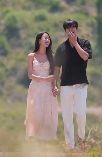 BiaHutche1's tweet image. In my opinion, these are the best photos of the #heebeen couple. They convey that they are cute, that they are happy, and that they truly turned hell into paradise. I'm very happy to follow them
#singlesinferno5 #singlesinferno #heebeen