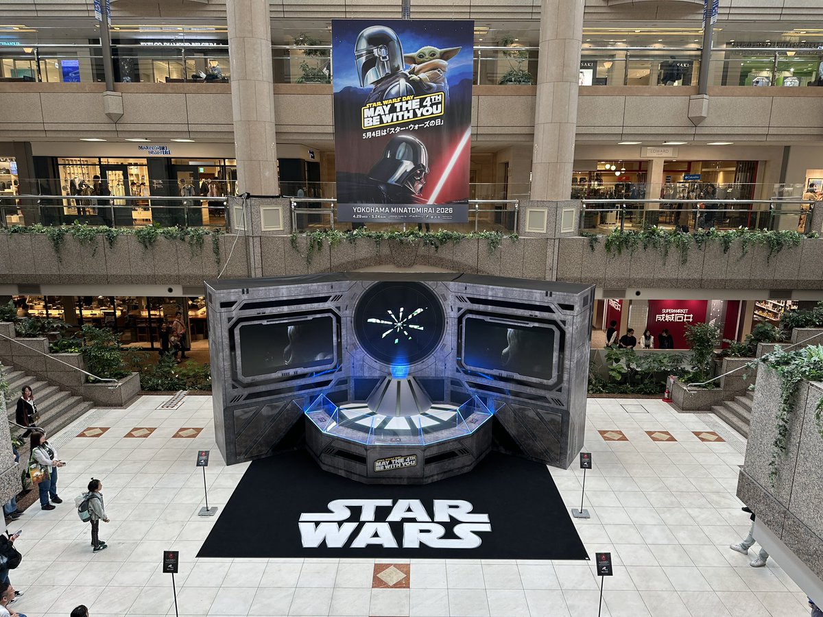 chobi2706's tweet image. フォトロケにグローグーいたからうちの子も一緒に撮った。今日は空いてたけど5/4は混むんだろうなぁ。

#みなとみらい #グローグー
#starwars