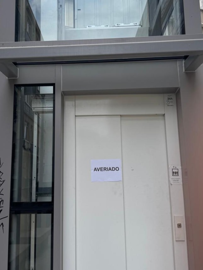 Inés Rey presume de que los ascensores que ha instalado en las vías públicas no se estropean. 

🤥👩🏻‍🔧Mentira y chapuza se juntan en Pintor Villar Chao.