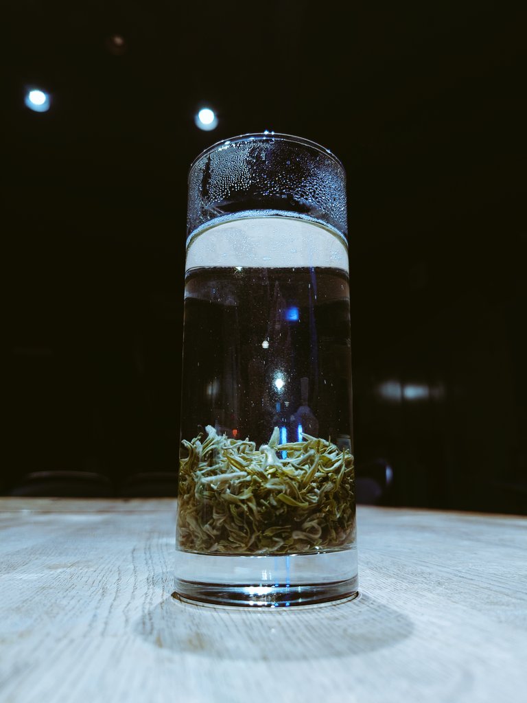 人民緑茶 碧螺春（#茶樓雨香）を頂きました✨️

上投法で頂いたのですが、圧倒的な白毫と、淹れた時の爽やかさのレイヤーが凄まじかったです。
さらに花香に加えて、飲む時の温度をぐっと低くして初めて開く繊細なまろやかな香りの層があり、碧螺春を楽しみ尽くすことができました。