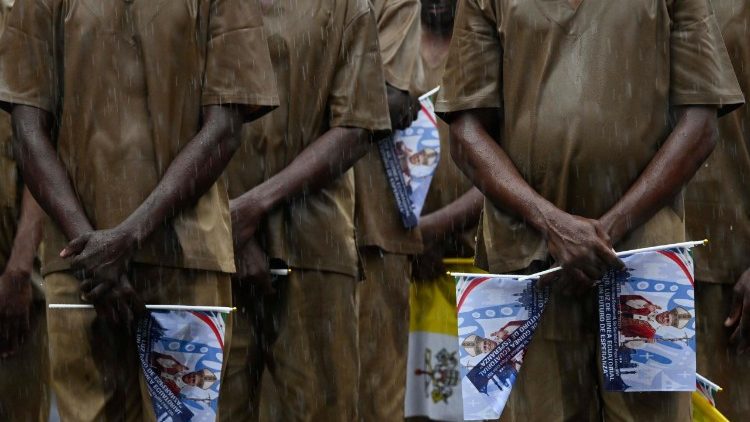vaticannews_it's tweet image. Il #Papa rivela di non poter dimenticare i detenuti del carcere di #Bata che sotto la pioggia hanno chiesto di pregare “per i loro peccati e la libertà": "Non ho mai visto nulla di simile"