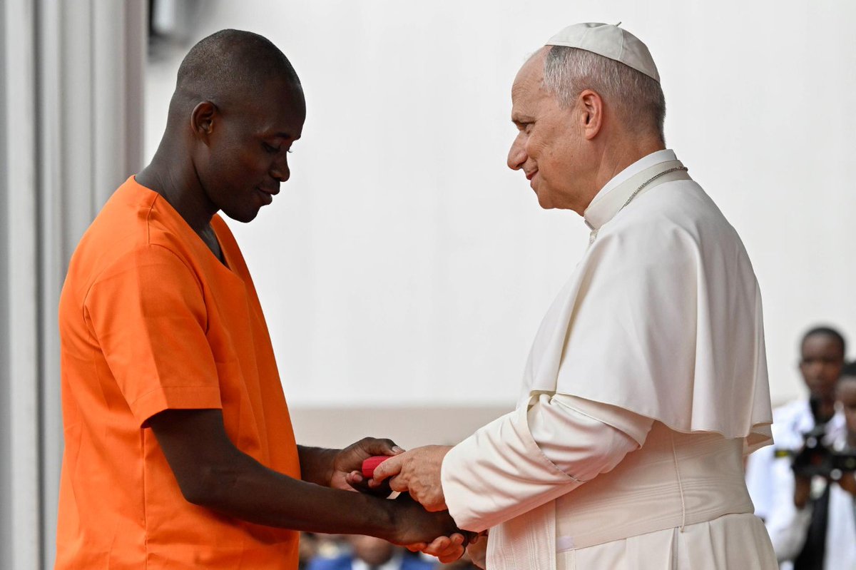 vaticannews_it's tweet image. Il #Papa rivela di non poter dimenticare i detenuti del carcere di #Bata che sotto la pioggia hanno chiesto di pregare “per i loro peccati e la libertà": "Non ho mai visto nulla di simile"