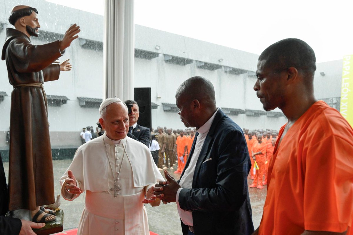 vaticannews_it's tweet image. Il #Papa rivela di non poter dimenticare i detenuti del carcere di #Bata che sotto la pioggia hanno chiesto di pregare “per i loro peccati e la libertà": "Non ho mai visto nulla di simile"