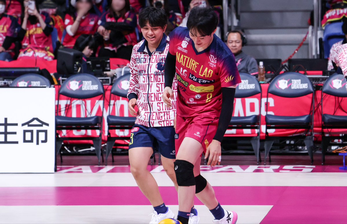 2026.04.18 有明コロシアム

ハーフタイム明けのまだコート入ったらいけない時にボールがコートに入っちゃって、2人で追いかけてるのめっちゃ可愛かった😽💓

 #東京グレートベアーズ
 #柳田将洋 選手
 #大前隆貴 選手