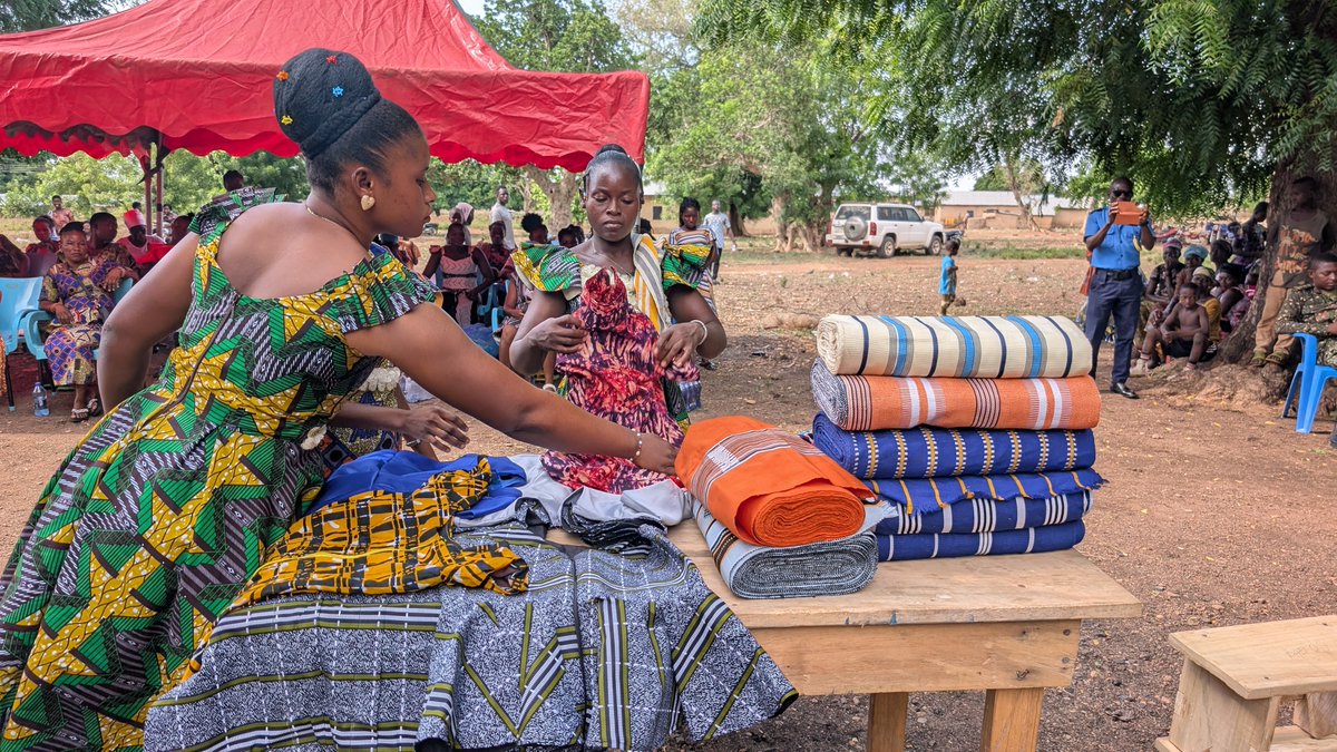 STARGhana's tweet image. #Everything changes when a young person in a border community moves from #vulnerable to skilled.
In just 4 months, 1,200 youth across 12 border communities in Northern Ghana have gained or strengthened #livelihoods — from carpentry to smock weaving, and more.
#SUREProject