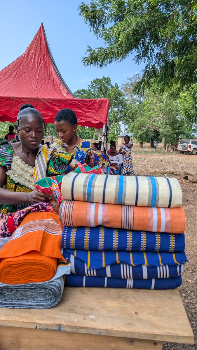 STARGhana's tweet image. #Everything changes when a young person in a border community moves from #vulnerable to skilled.
In just 4 months, 1,200 youth across 12 border communities in Northern Ghana have gained or strengthened #livelihoods — from carpentry to smock weaving, and more.
#SUREProject