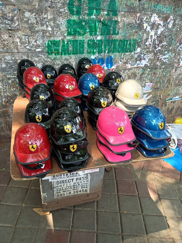 sais72's tweet photo. "Form rules over Function" in #india in many cases. Everyone (manufacturers,sellers,buyers,police except #ferrari) knows it is useless, sales and usage continue unabated. #bengaluru #bangalore https://t.co/y01YJCuSIs