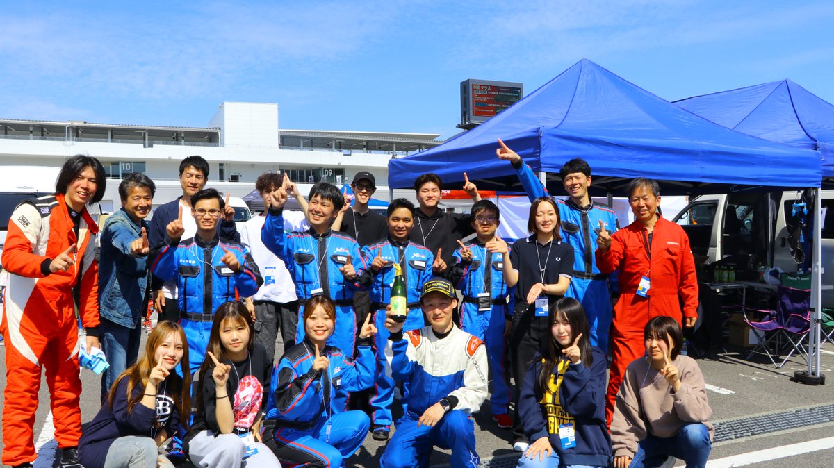 Netz_Fukui's tweet photo. 先日開催された Yaris Cup 関西シリーズ 第1戦 鈴鹿サーキット のレポートを作成しました！
以下URLよりご確認ください！
https://t.co/9tCTPbeouU

レース内容はとても濃いものでした。
レポートにYoutubeのアーカイブ映像も載せてあります。楽しんでいただけるかと思いますのでご覧ください( ͡° ͜ʖ ͡°)

ネッツ福井は2台で参戦！ #192は新車・新デザイン！デザインしてくれた高校生ご招待！新入社員全員参加！と、こちらも忙しいものでした(・∀・)

ネッツトヨタ福井のレース活動は社員の福利厚生を目的に取り組んでおります。
クルマ好きな学生さんたちネッツ福井で働いてレース活動しませんか？

新型、清水。

#ヤリス #ヤリスカップ #S耐 #トヨタ #ネッツトヨタ福井