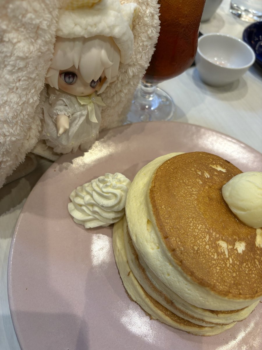 elche8doll's tweet photo. 今日は念願のベルヴィル！ふわふわパンケーキ幸せな味でした。子猫わたあめちゃんも食べたそう。 https://t.co/NbESmlV2ax