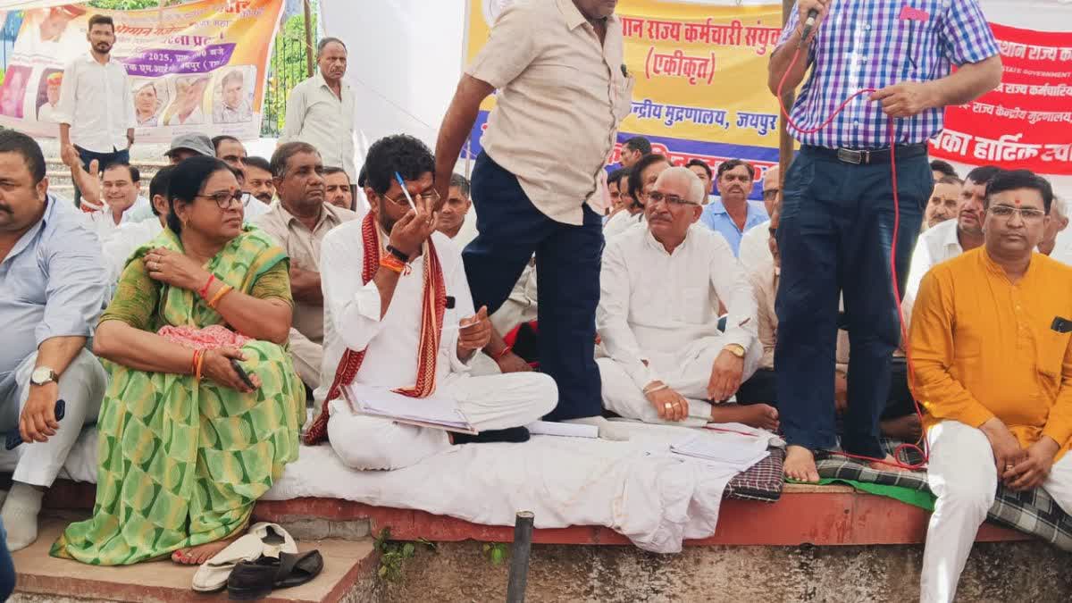ETVBharatRJ's tweet photo. कर्मचारी संगठनों का आरोप- RGHS में नहीं मिल रहा कैशलेस इलाज, आंदोलन की चेतावनी 
https://t.co/BxTOgOuwrW 
#RGHS #HealthFacility #Rajasthan #cashleshtreatment https://t.co/nSTvEgxcN3
