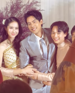 คือ...555555 เจ้าสาวยืนคล้องแขนเจ้าบ่าว แต่เจ้าบ่าวกับเจ้าบาสหันหน้ากอดกัน555555555