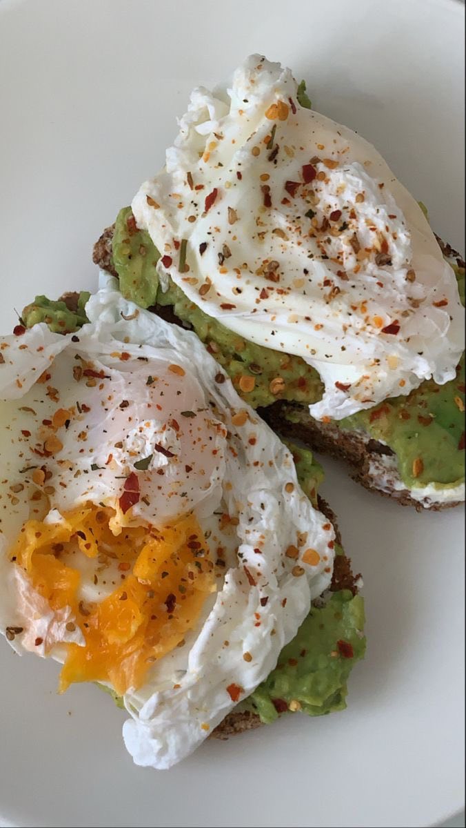 VenkyVsk's tweet image. Sunny-side up eggs + fresh avocado toast + a side of cherry tomatoes  — quick, vibrant, u0026 fuels your morning! Perfect for busy weekdays. #BreakfastInspo #EasyRecipes