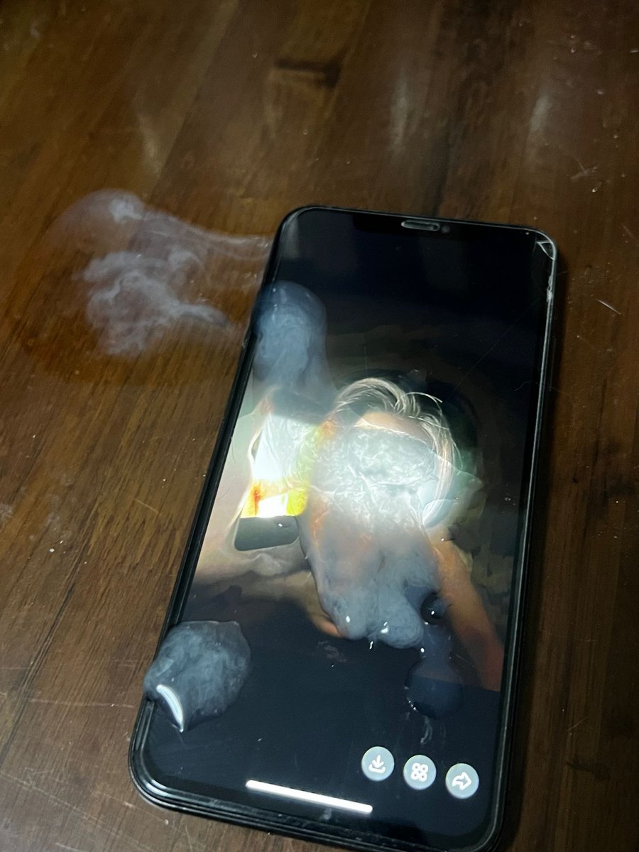 maigc8's tweet photo. 老婆万万没想到，自己给老公拍的私密照，居然会被别的男人拿到手里，当成最下流的撸管对象。照片里自己淫荡的姿势，被另一个男人的粗鸡巴正对着猛撸，龟头都快贴到屏幕上的自己了。她盯着看，心里一遍遍想着：
“他把我当成公共肉便器了吗……”
“别的男人正拿着我的裸照在射……”
@bj3p4p @007share https://t.co/mVNY90msP7