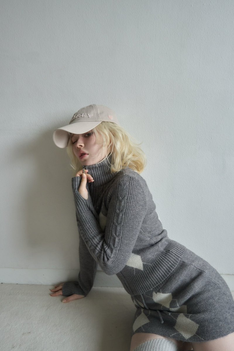 Mary logo cap color ivory/beige/black ¥6600-tax in フロントに施