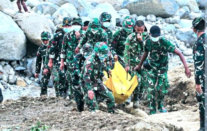 AmaniLivia_'s tweet photo. Bersama TNI Kita garda terdepan lindungi kekuasaan negara, integritas teritorial, dan kesejahteraan negara. Bakti tanpa henti dalam setiap situasi.
Pengabdian Tanpa Lelah https://t.co/iuVqCOxwnY