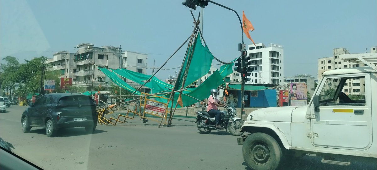 lalitlanjewar's tweet photo. नागपूर besa square कल खडा हुआ पंडाल आज गिर गया। छायाचित्र:ललित लांजेवार
@BesaPipla_NP @nmccommissioner @ngpnmc @nagpur_matters @nagpurnews3 @Nagpur @NagpurUpdate @DESHONNATINEWS @sakal_NgpGramin @lokmat @tarunbharatngp @lokshahivarta @punyanagpur @punyanagari https://t.co/QfZERDioF4