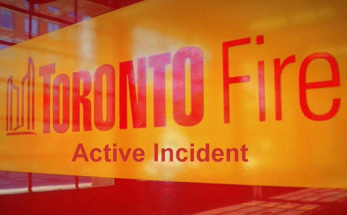 Toronto_Fire's tweet image. TFS crews currently at the scene of a 3-alarm fire at Toronto Humber Yacht Club (Bloor St W/S. Kingsway). Fully-involved structure fire on arrival. No injuries reported at this time. Fireground operations ongoing. ^dv #Toronto