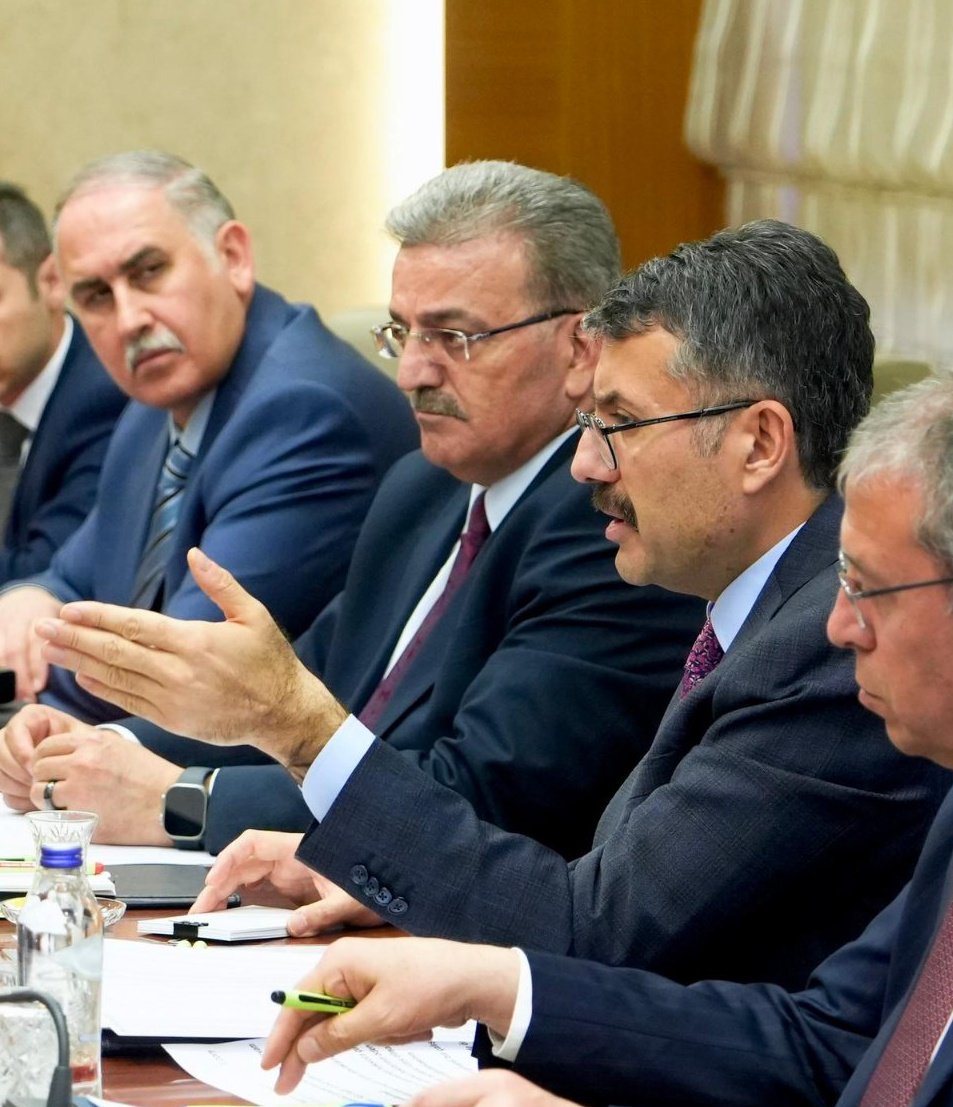 cengizaksan's tweet photo. Çatıdan bahsedince çatıyı ayakta tutan sütunları unutmamak gerekir. 

Dün maden işçilerinin sorunu için devreye giren İçişleri Bakanlığı ve Bakan Mustafa Çiftçi tarafların uzlaşmasını sağlamış ve bu netice toplumda takdirle karşılanmıştı. 

Şirket, işçi, sendika ve ilgili bakanlıkların temsilcilerinin bulunduğu heyete İçişleri Bakan Yardımcısı Ali Çelik başkanlık yapmış ve müzakerleri başarıyla yönetmişti. 

Çalışma Bakanlığı adına  Bakan Yardımcısı Faruk Özçelik, Enerji ve Tabii Kaynaklar Bakanlığı adına Bakan Yardımcısı Abdullah Tancan heyette yer aldı. vardı. 
 
Tarihe not olarak düşülecek olan bu uzlaşma çalışmasında yer alan ve katkı sağlayanları takdir etmek gerekir. 
@valialicelik 
@farukozcelikgsb
@AbdullahTancan