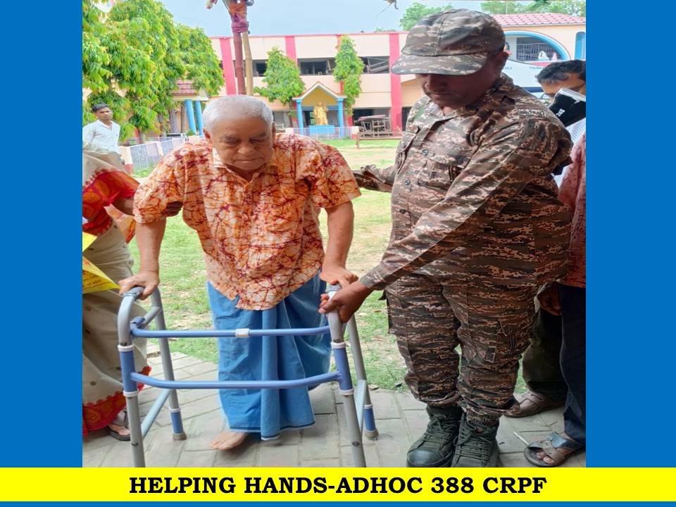 crpfindia's tweet image. Helping with heart! 🗳️

​Troops of Adhoc 388 Bn #CRPF, deployed in Purba Bardhaman for the second phase of West Bengal polling, are ensuring that no voter is left behind. Our personnel are actively assisting elderly and physically challenged citizens, helping them reach the