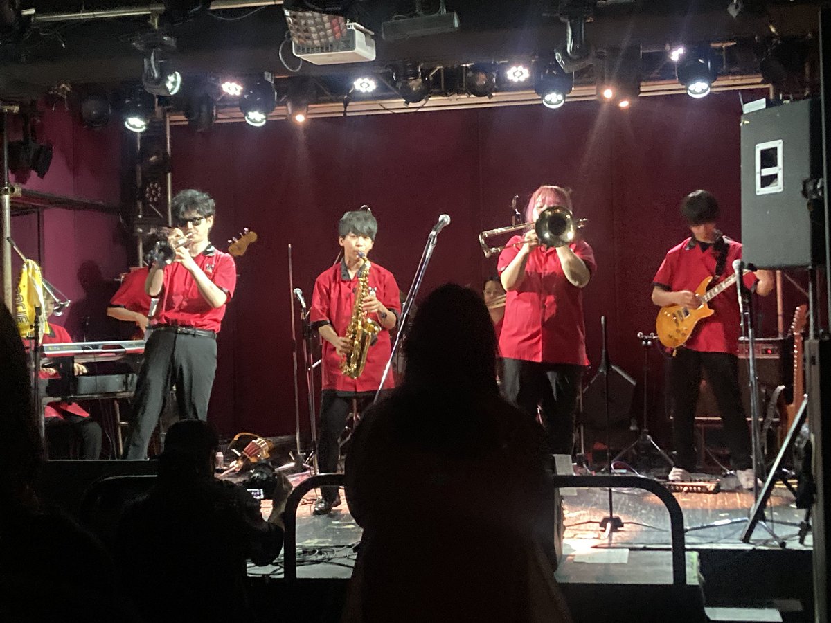 dellcossa's tweet photo. 私たちと同じくカルメラの曲を演奏しているフレキシブルさんとCaramel7さんが共演されるとのことでライブ観に行ってきました。どちらも愛のある素晴らしいパフォーマンスで楽しかったー。
いつかどこかでご一緒できることを夢見つつ今日の風景を励みに精進します！
#Calmera結成20周年をお祝いする会 https://t.co/Ha4VSi2FB4