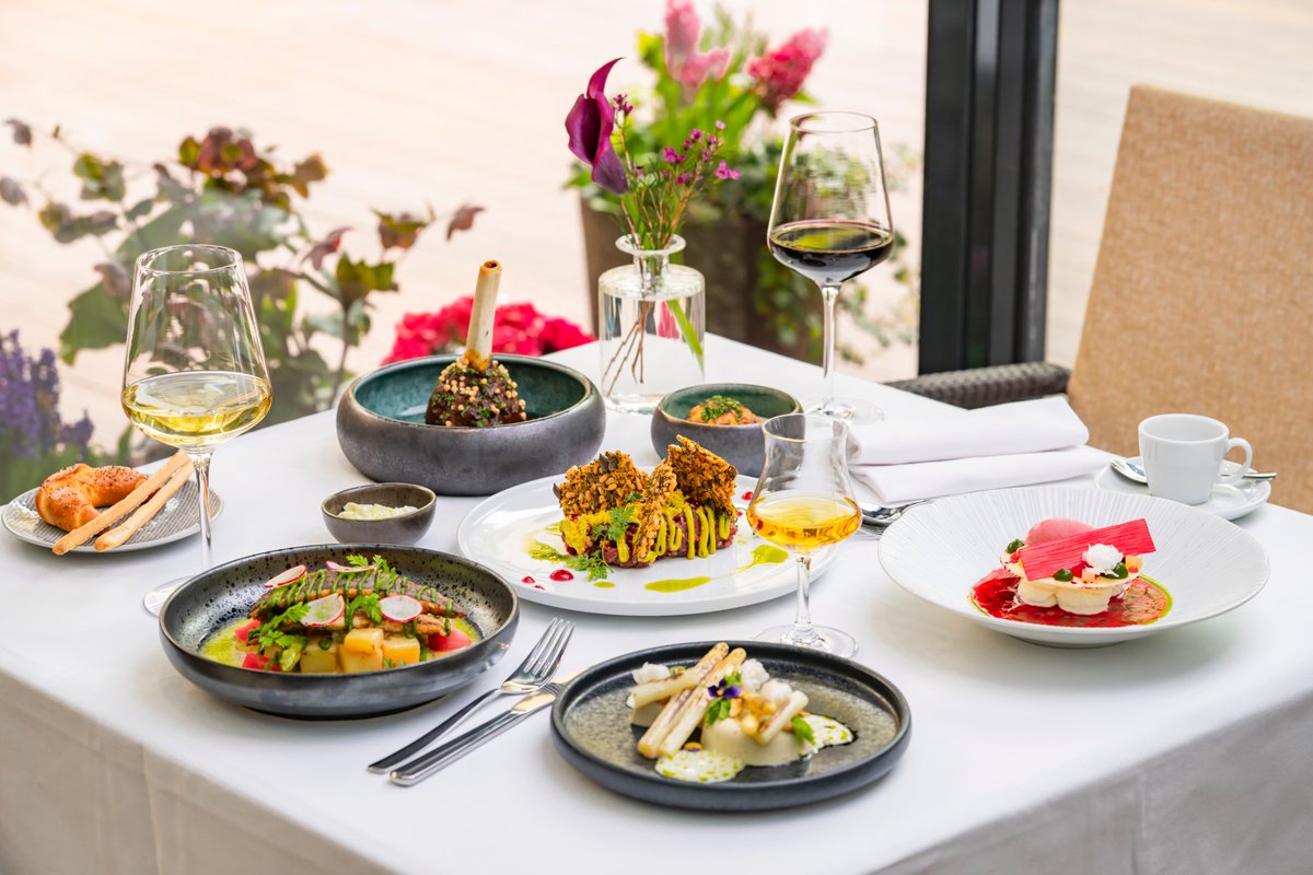 thegrandmark's tweet photo. Spring on a plate at The Grand Mark Prague 🌿 
Enjoy a curated selection of seasonal dishes from our award-winning Le Grill restaurant, where fresh ingredients and refined techniques come together in perfect harmony.  
Experience the flavours of spring at Le Grill. https://t.co/jzDb6D58Ee