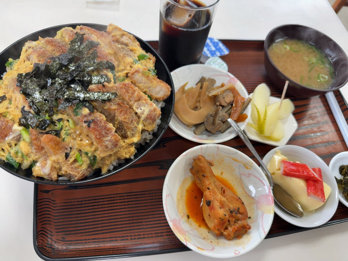 今日のお昼はいつものカツ丼でした