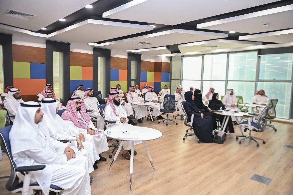 vr_mu's tweet photo. بحضور وكيل #جامعة_المجمعة للتنمية والاستثمار، أ.د مسلّم بن محمد الدوسري، أقامت الإدارة العام للموارد البشرية، دورة إدارة الأداء الاستراتيجي وربط المؤشرات بالأهداف، والتي تهدف إلى تمكين القيادات من فهم الأسس الحديثة لإدارة الأداء وتعزيز قدرتهم على بناء مؤشرات أداء دقيقة ومرتبطة بالأهداف الاستراتيجية، بما يسهم في تحسين متابعة الأداء وتحقيق المستهدفات بكفاءة واستدامة.