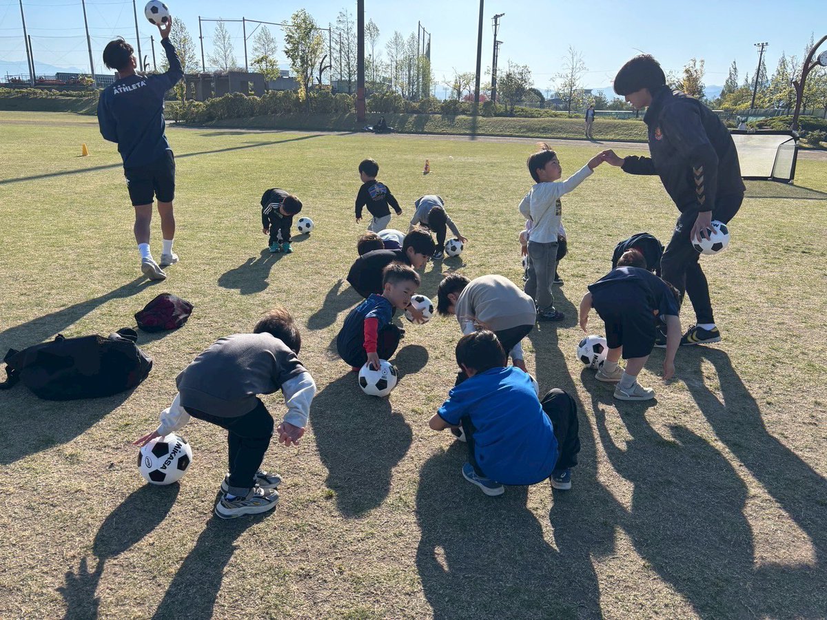 npofusc's tweet photo. 🔴#funスポサッカー教室⚫️
今回も多くのお友達とサッカーを楽しめました☺️
聖光学院サッカー部の皆さんも優しく子どもたちに接してくれて、憧れのお兄さんとなってます👍
今回もたくさんのご参加ありがとうございました🙇

#伊達市振興公社
#伊達市総合型地域スポーツクラブ
#伊達市
#福島ユナイテッド https://t.co/RzWHxN1NqH
