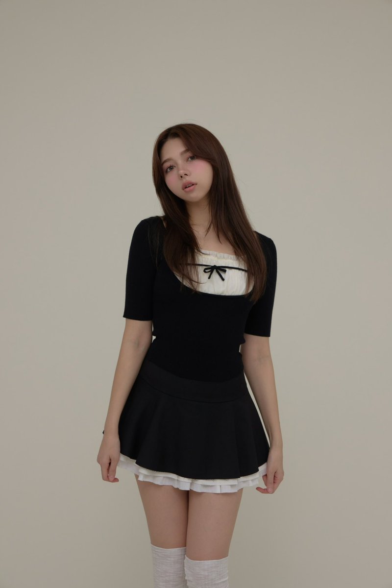 Mew frill tops color beige/black ¥11000-tax in 胸元には柔らかく艶