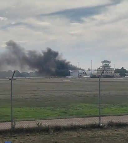 theinspire72961's tweet image. #ALERT: 2 dead, at least 10 injured after plane crashes into hangar at #Australia’s Parafield Airport