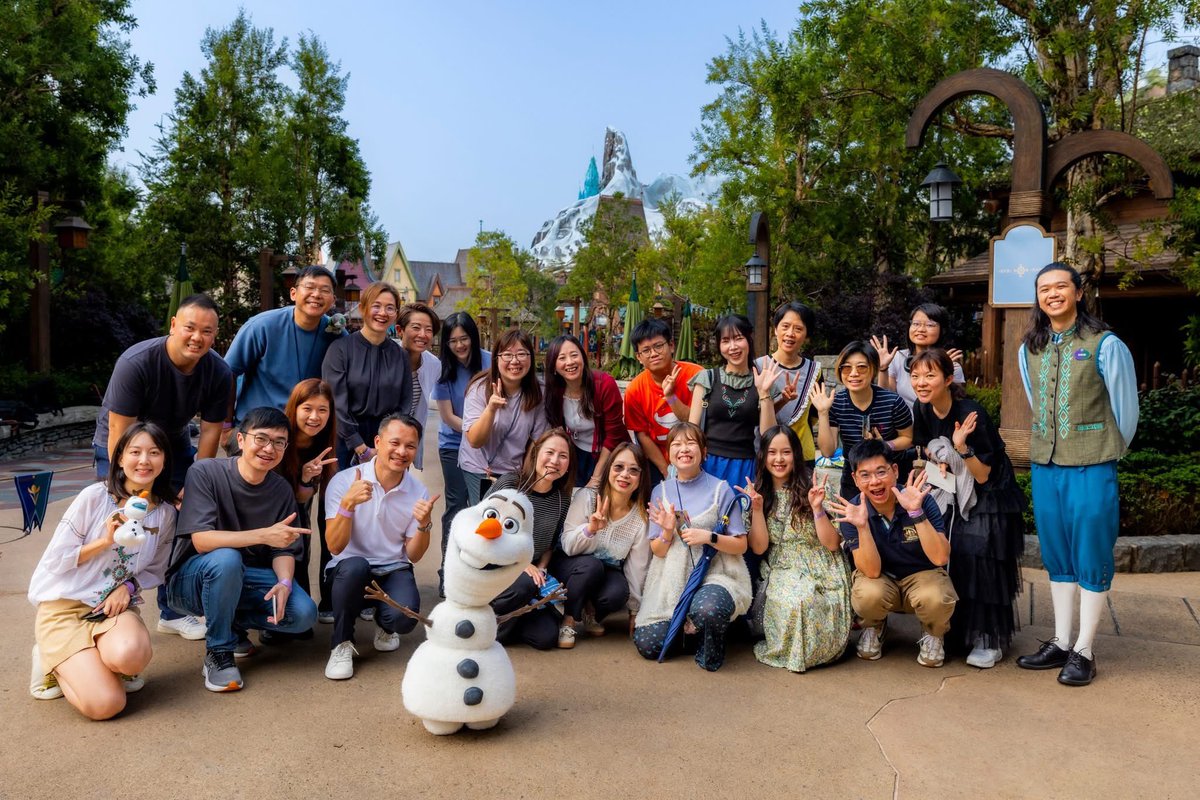 hk_emporium's tweet photo. オラフは5月上旬より、香港ディズニーランド「World of Frozen」で登場予定❄️

先日キャストメンバー向けのプレビューが開催しました！ https://t.co/YmOcEpr9PD