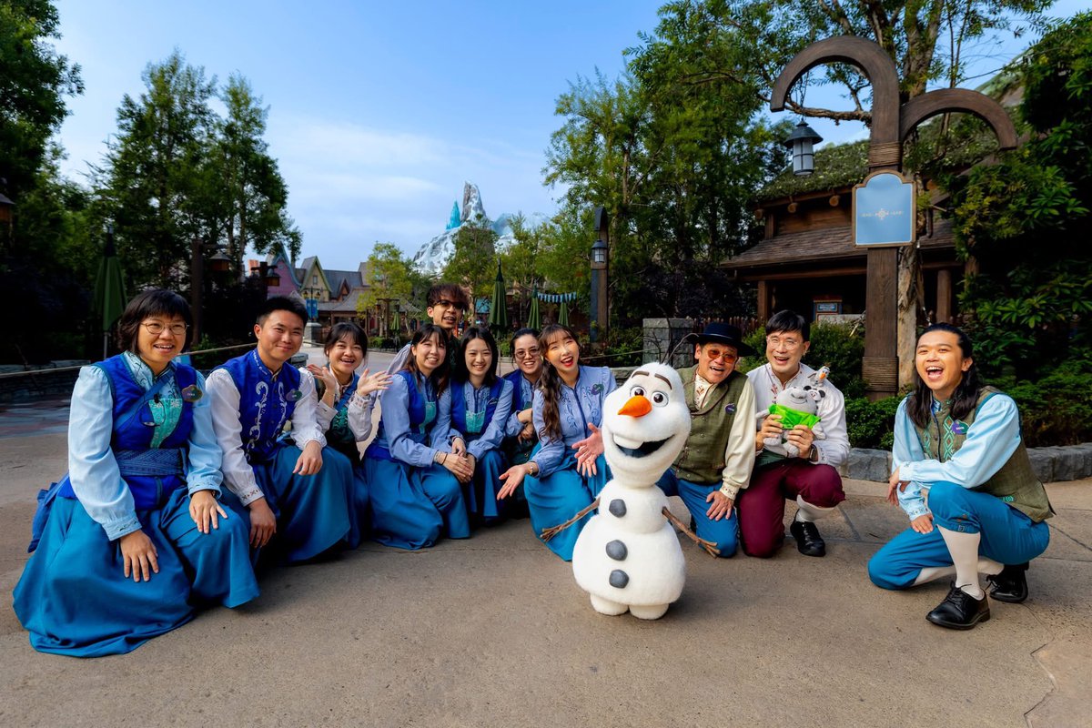 hk_emporium's tweet photo. オラフは5月上旬より、香港ディズニーランド「World of Frozen」で登場予定❄️

先日キャストメンバー向けのプレビューが開催しました！ https://t.co/YmOcEpr9PD