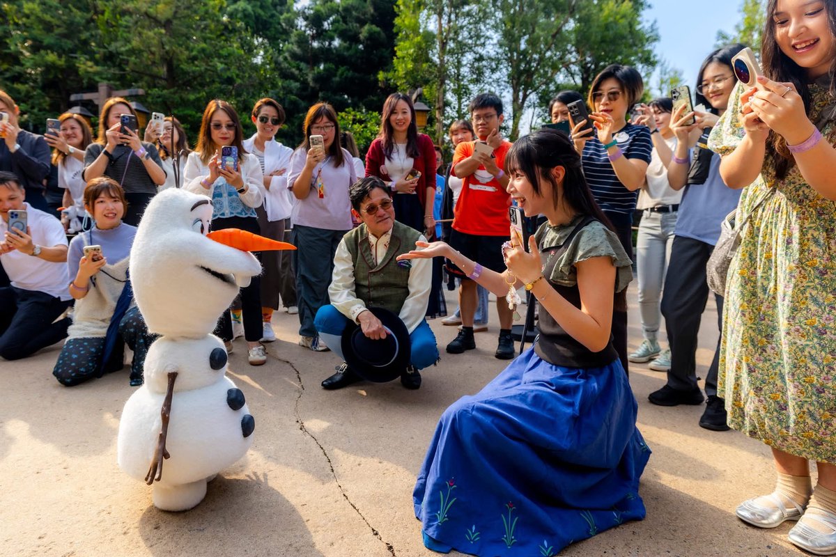 hk_emporium's tweet photo. オラフは5月上旬より、香港ディズニーランド「World of Frozen」で登場予定❄️

先日キャストメンバー向けのプレビューが開催しました！ https://t.co/YmOcEpr9PD