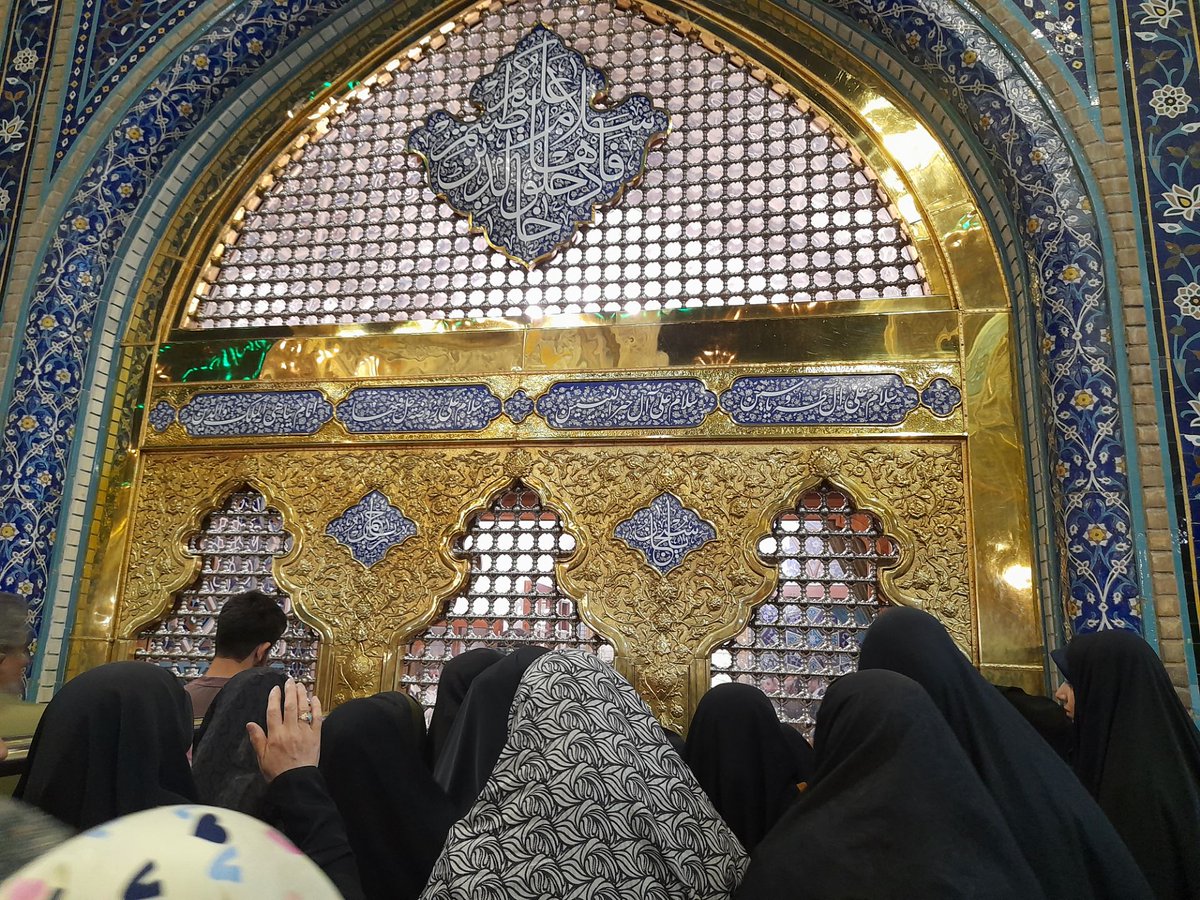 دربار همه شاهان جهان را که بگردی
دربار‌ کسی پنجره فولاد ندارد... 
#ایران_درآغوش_رضا
#ایران_امام_رضا