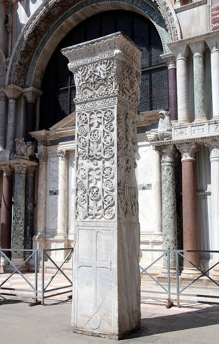 omererbil's tweet photo. Aziz Polyeuktos kilisesi Latin istilasında yağmalandı. Parçaları Arkeoloji Müzesi'nde, Zeyrek Camii'nin minberinde kaçırılanlar Vatikan’da. Ama fotoğrafta gördüğünüz parça Fatih Belediyesi için yapılan kütüphanenin temel hafriyatında çıktı. Kimsede bu inşaata dur demedi. https://t.co/An7HhnEdM0