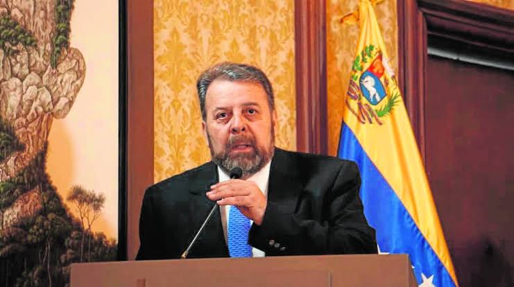 manuelmadrid_'s tweet photo. Madrid 29 Abril - Yo Soy Venezolano -

Posible nombramiento de Timoteo Zambrano como embajador en España reabre el debate sobre la política exterior venezolana

Diversas versiones periodísticas y fuentes políticas apuntan a que el dirigente venezolano Timoteo Zambrano podría ser designado en los próximos días como nuevo embajador de Venezuela en España. Aunque la información no ha sido confirmada oficialmente, la solicitud de beneplácito —conocido en el ámbito diplomático como placet— ya habría sido tramitada ante el Gobierno español, quedando a la espera de su aprobación formal y del visto bueno del rey Felipe VI.

De concretarse el nombramiento, Zambrano se convertiría en el quinto representante diplomático de Venezuela en España durante el actual periodo político venezolano, marcado por tensiones institucionales y un complejo escenario internacional. La relación entre Caracas y Madrid ha atravesado momentos de fricción en los últimos años, incluyendo llamados a consultas de embajadores y episodios de distanciamiento político.

Zambrano, diputado de la Asamblea Nacional y secretario general del partido Cambiemos Movimiento Ciudadano, ha mantenido un perfil político orientado al diálogo y la negociación. Su participación en procesos de acercamiento entre distintos sectores políticos venezolanos lo ha posicionado como una figura asociada a estrategias de entendimiento más que de confrontación.

Analistas consultados coinciden en que, de confirmarse su designación, el movimiento podría interpretarse como un intento de reconfigurar la relación bilateral con España y, en términos más amplios, con la Unión Europea. En este sentido, el eventual envío de un diplomático con experiencia en negociación podría buscar reducir tensiones y abrir nuevos canales de comunicación.

No obstante, especialistas advierten que el nombramiento, por sí solo, no implica necesariamente cambios estructurales en la política interna venezolana. Si bien algunos sectores lo interpretan como una señal de posible apertura, otros consideran que se trata de una decisión táctica en el ámbito diplomático.

Hasta el momento, ni el régimen de Venezuela ni las autoridades españolas han emitido declaraciones oficiales sobre el tema. En el plano diplomático, el proceso de acreditación no se considera concluido hasta que el país receptor concede formalmente el placet, paso indispensable para la oficialización del cargo.

A la espera de confirmación, el posible nombramiento de Zambrano sigue generando expectativa tanto en círculos políticos como en la comunidad venezolana en España, que observa con atención cualquier señal de cambio en la relación entre ambos países.