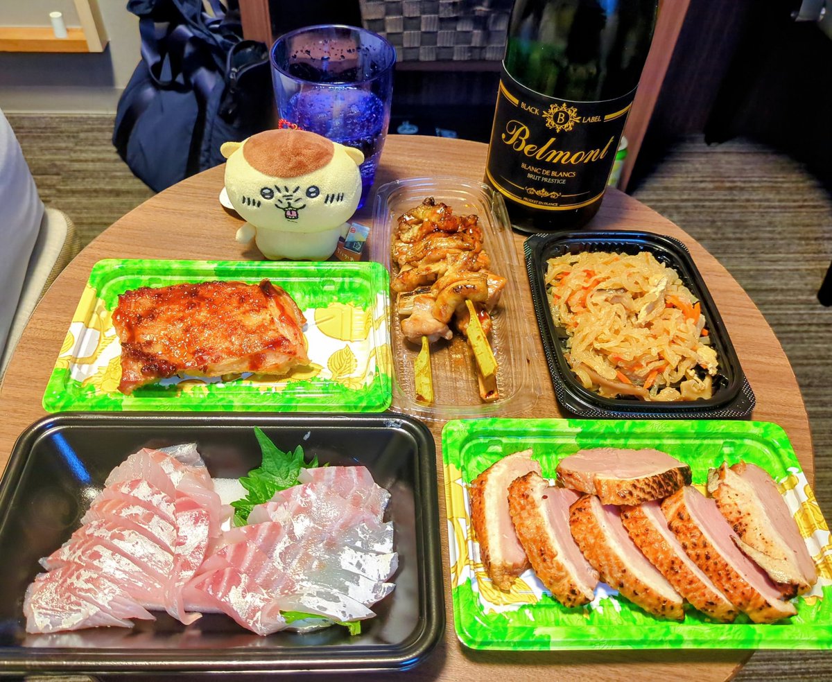 夜はホテル居酒屋開店！🏮✨

鶏もも照焼・焼鳥🐔・合鴨燻製炙り焼🦆・すずきの刺身🐟️・切り干し大根とスパークリングワイン🍾で
🥂(  • ̀д•́ )💨ハーッ…

一品足りなかったかも⋯未だに加減がムズい😵‍💫
まあでも明日も朝食バイキングあるし、今日は腹八分目で終了😋

＃晩酌