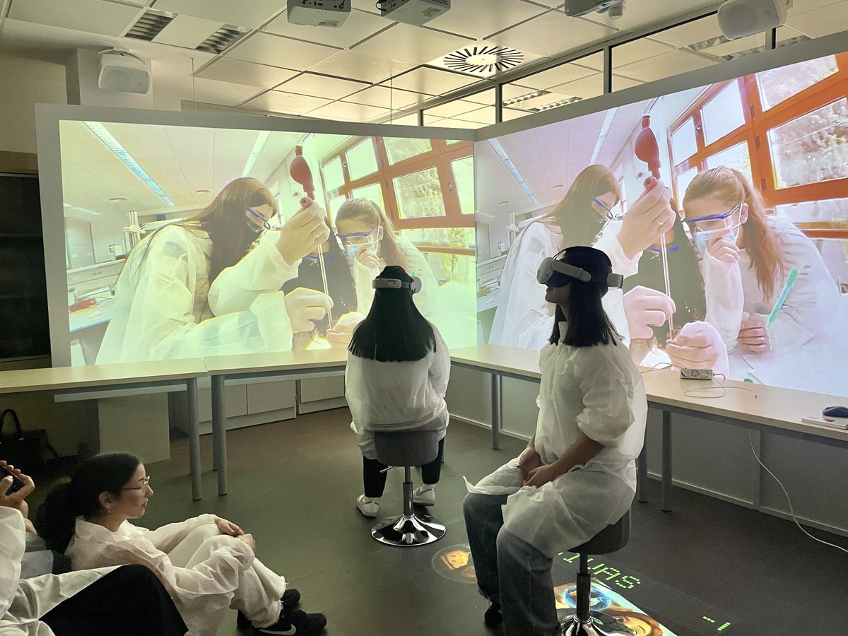GFregapane's tweet photo. Nueva jornada para estudiantes de IES. Entre las actividades, utilizan gafas de realidad virtual para recorrer los laboratorios de la Facultad y sumergirse en distintas experiencias de forma inmersiva, interactiva y cercana. https://t.co/q0B8d2Hujn @FCTQ_uclm @uclm_es @CTAuclm https://t.co/9IQhMfRWBc